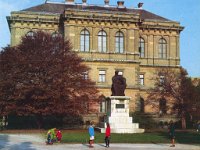 Spomenik Josipu Juraju Strossmayeru (rad kipara Ivana Meštrovića) otkriven 1926. godine ispred zgrade JAZU (današnja HAZU), Trg Josipa Juraja Strossmayera, oko 1967. godine